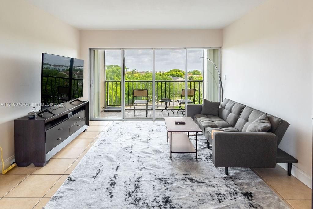 9110 Fontainebleau Blvd, Unit 502, Miami, FL 33172 Photo