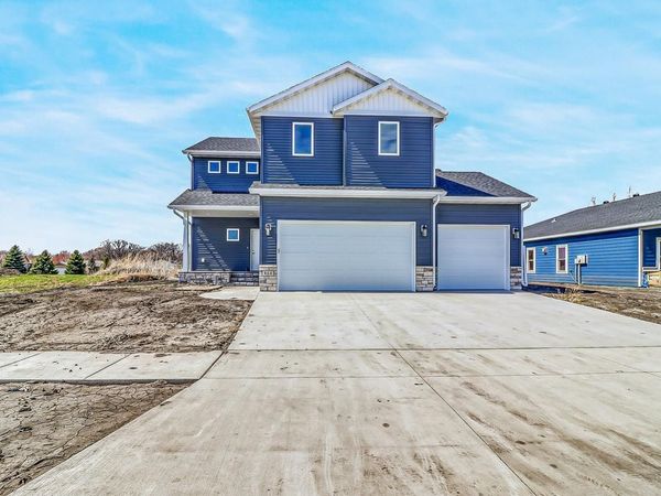864 Harvest Circle, Horace, ND 58047