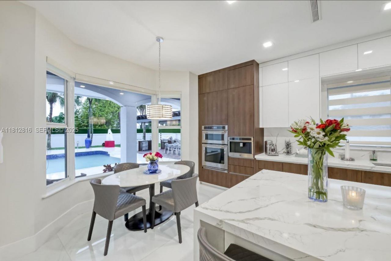 11390 SW 30th St, Miami, FL 33165 Photo