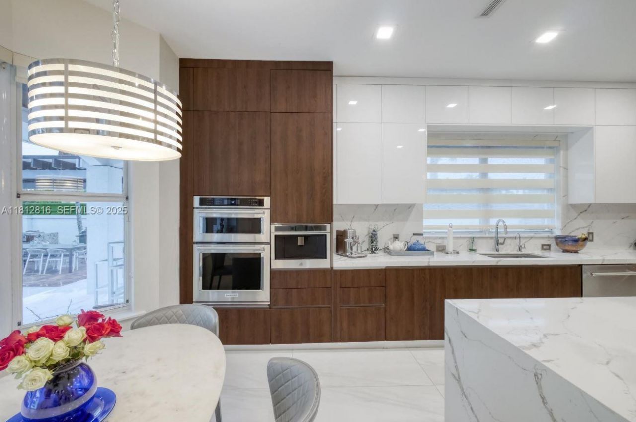 11390 SW 30th St, Miami, FL 33165 Photo