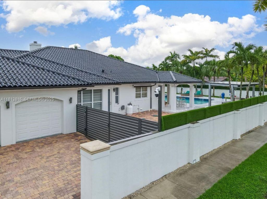 11390 SW 30th St, Miami, FL 33165 Photo