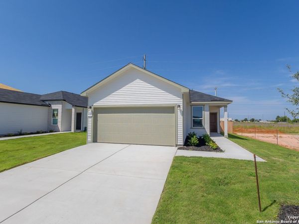 4141 WOODSIDE DR, Seguin, TX 78155