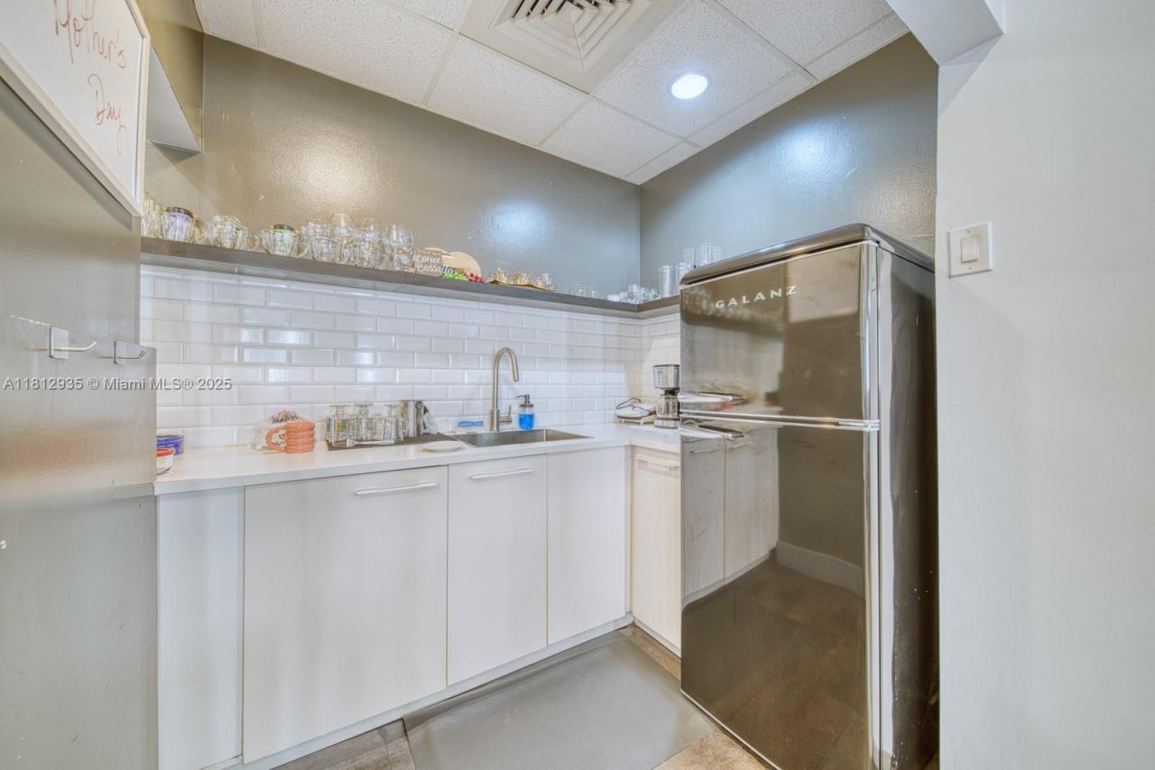 Full Service Beauty Salon On Sunset Dr & 57th Ave, Coral Gables, FL 33143 Photo