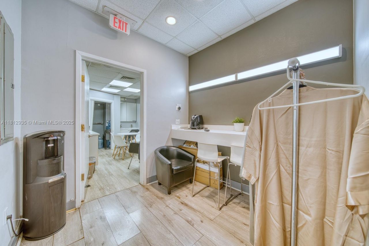 Full Service Beauty Salon On Sunset Dr & 57th Ave, Coral Gables, FL 33143 Photo