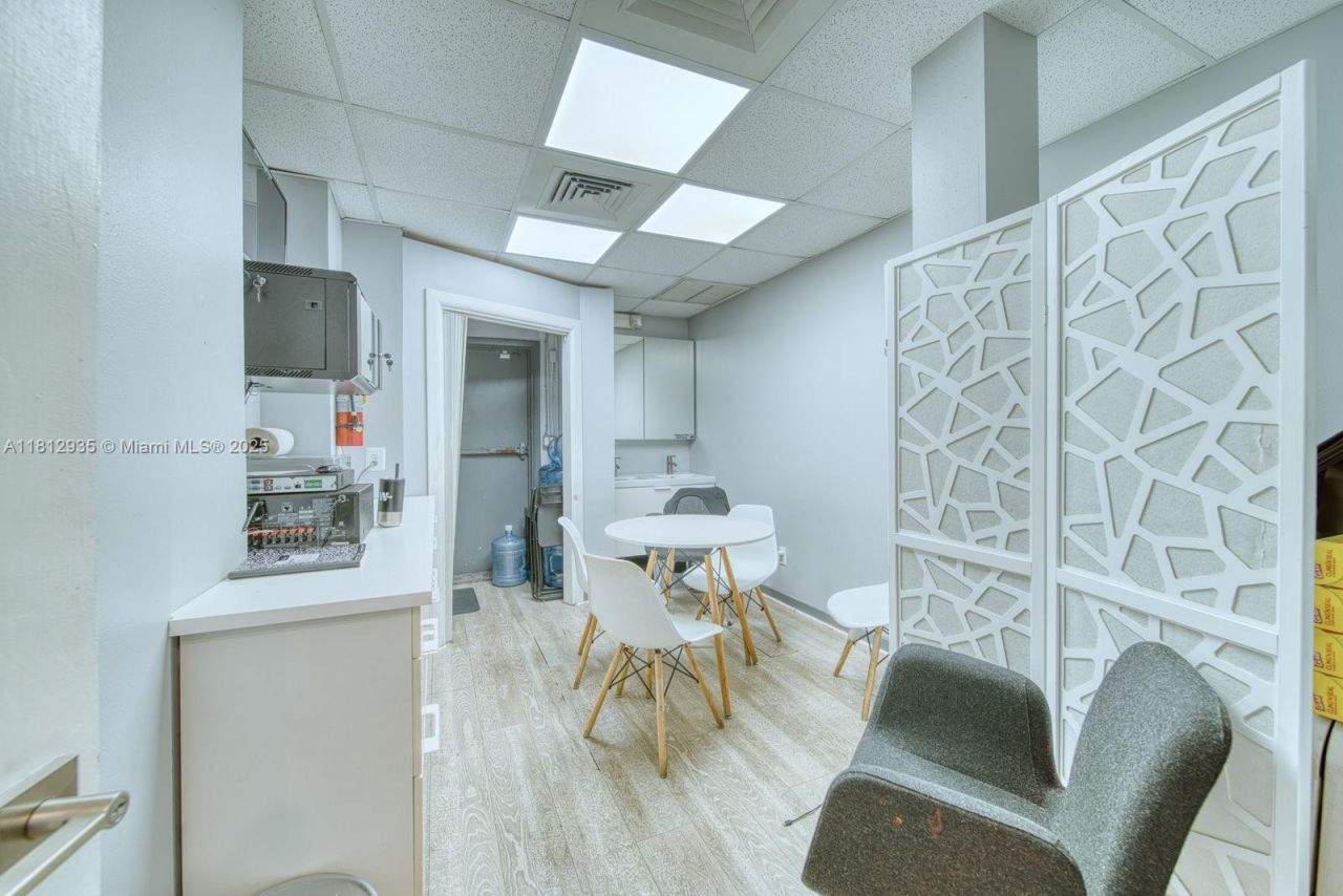 Full Service Beauty Salon On Sunset Dr & 57th Ave, Coral Gables, FL 33143 Photo