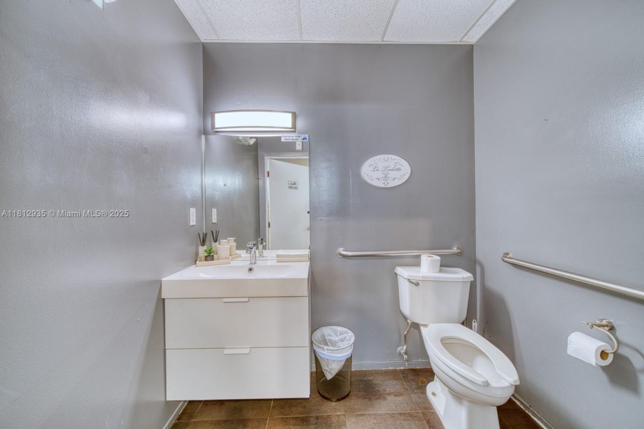 Full Service Beauty Salon On Sunset Dr & 57th Ave, Coral Gables, FL 33143 Photo