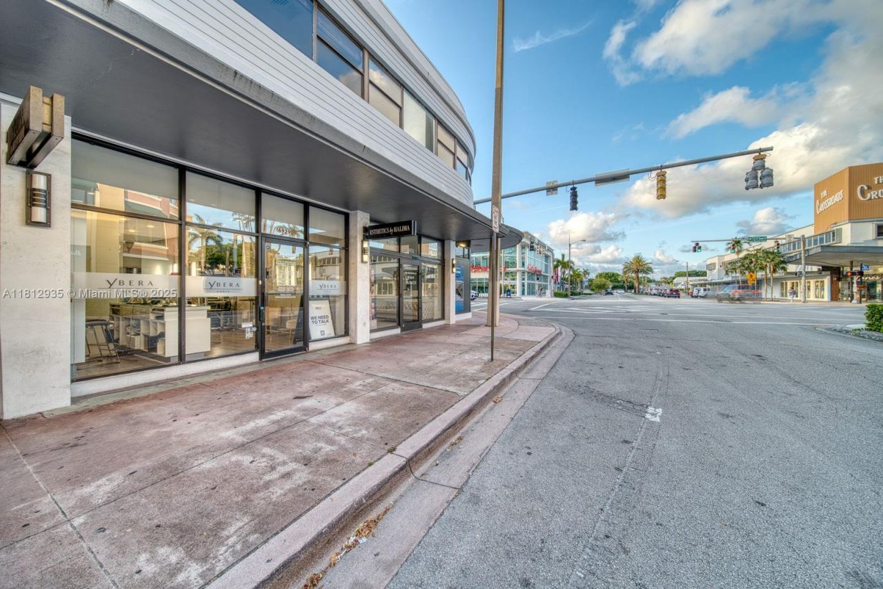 Full Service Beauty Salon On Sunset Dr & 57th Ave, Coral Gables, FL 33143 Photo