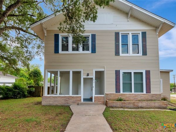 214 Hubbard Street, Yoakum, TX 77995