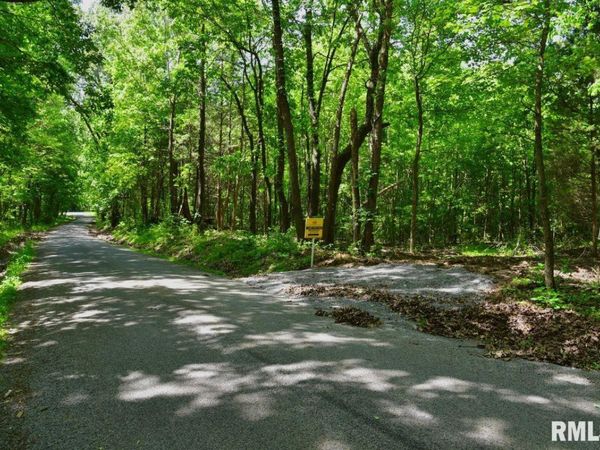 001 Robinson Hill Road, Stonefort, IL 62987