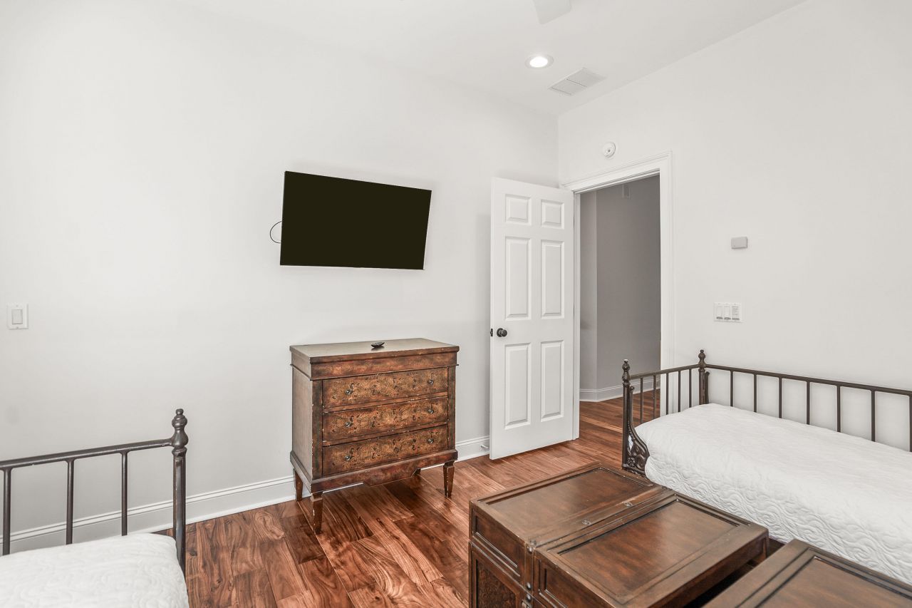 12 Port Tack Photo 85