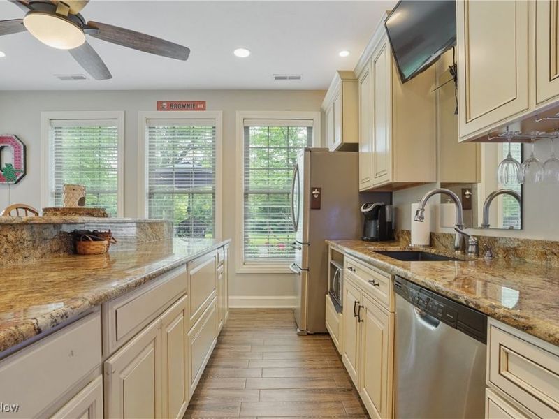 1302 Hillandale Drive, Akron, OH 44333 Photo 25