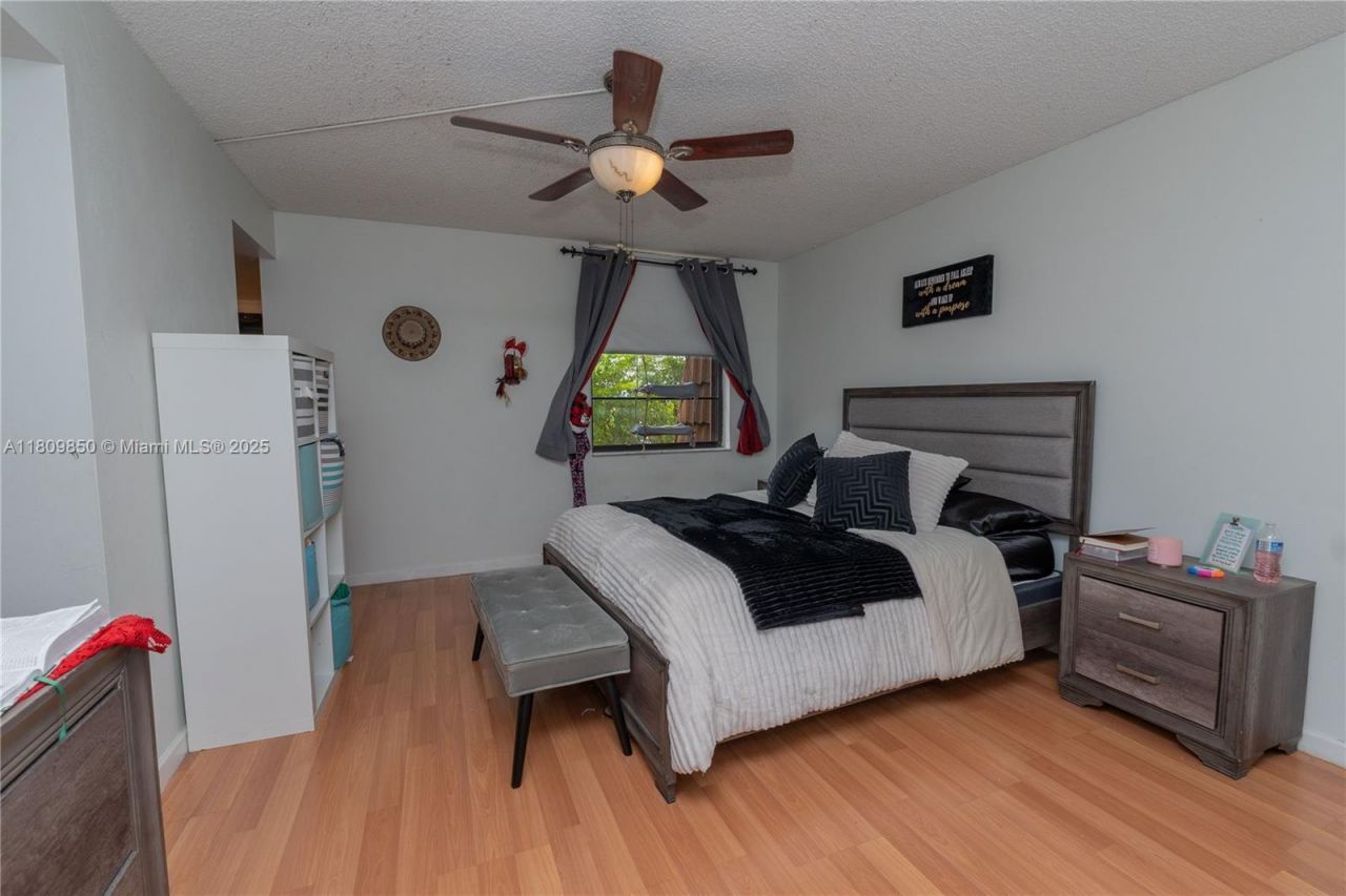 665 NE 195th St, Unit 419, Miami, FL 33179 Photo