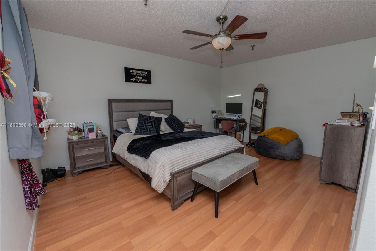 665 NE 195th St, Unit 419, Miami, FL 33179 Photo