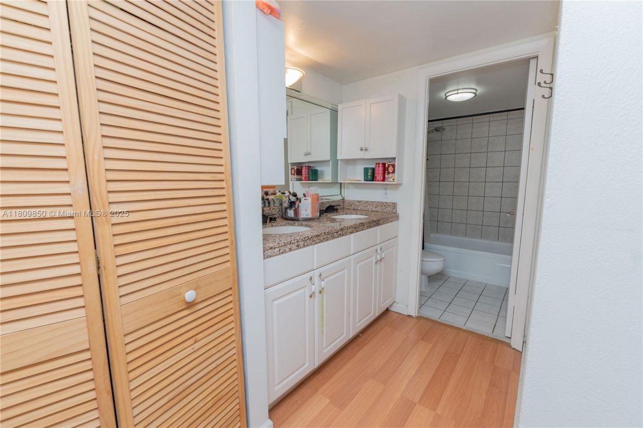 665 NE 195th St, Unit 419, Miami, FL 33179 Photo