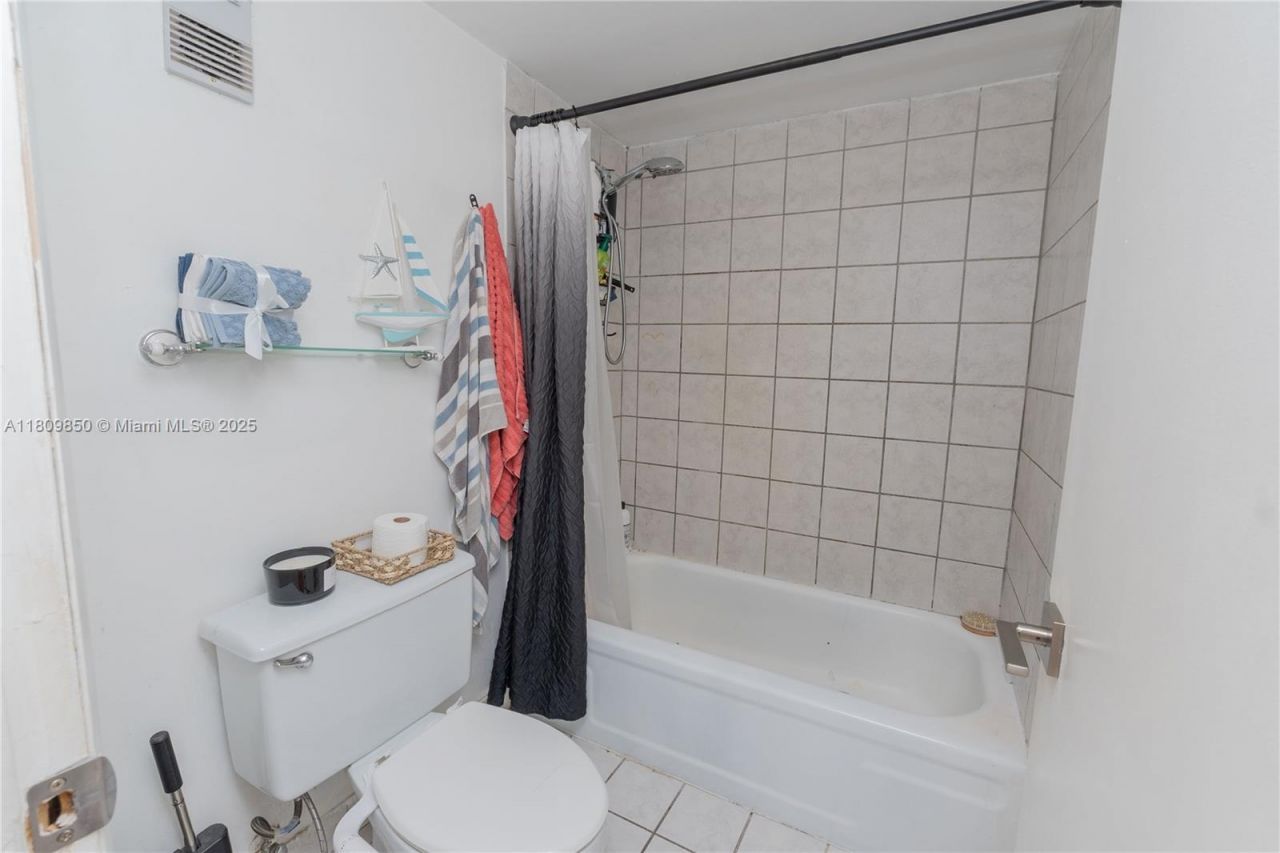 665 NE 195th St, Unit 419, Miami, FL 33179 Photo