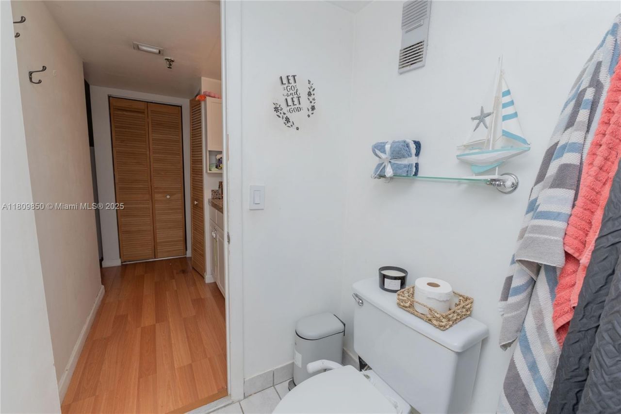 665 NE 195th St, Unit 419, Miami, FL 33179 Photo