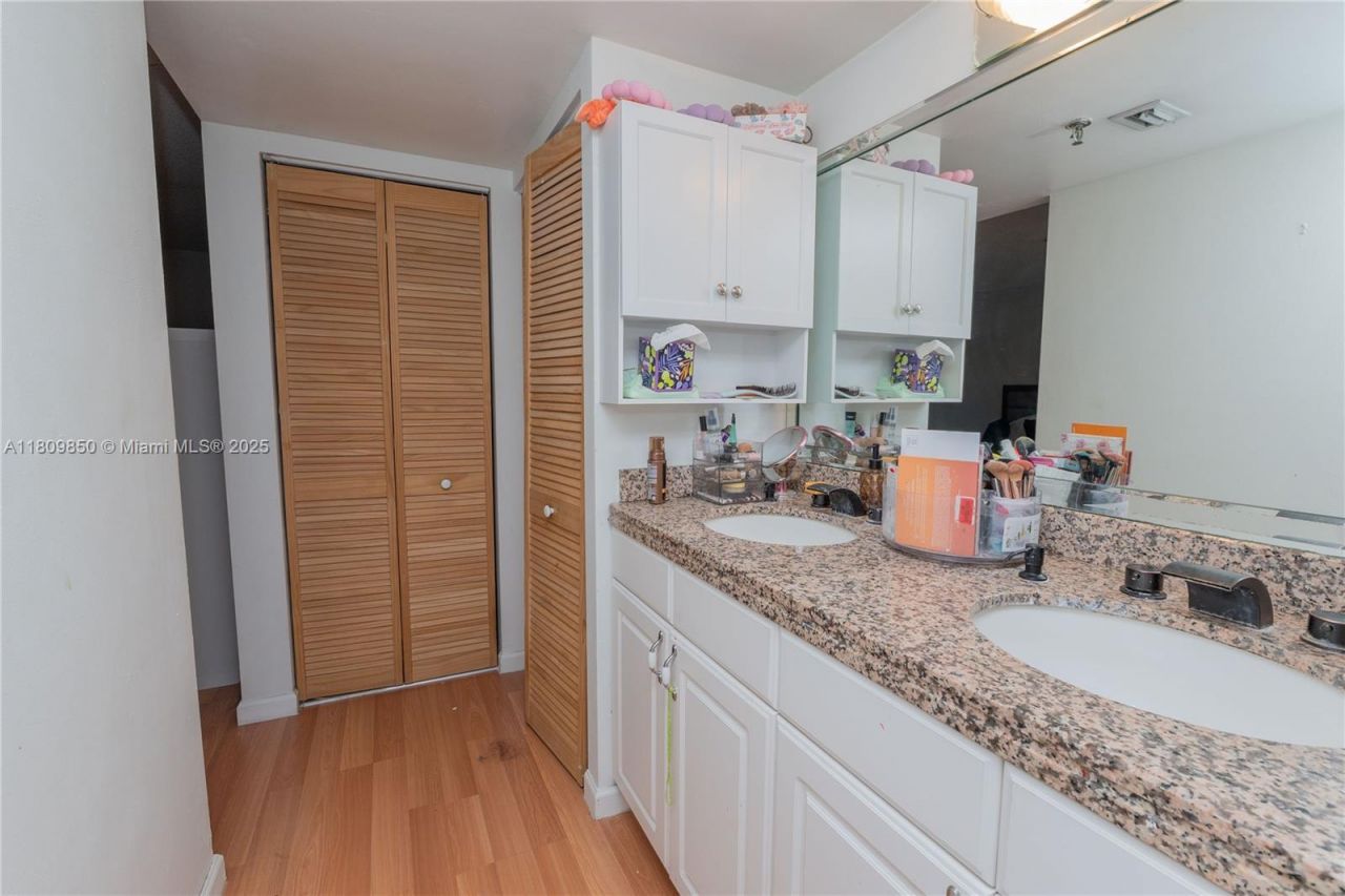 665 NE 195th St, Unit 419, Miami, FL 33179 Photo