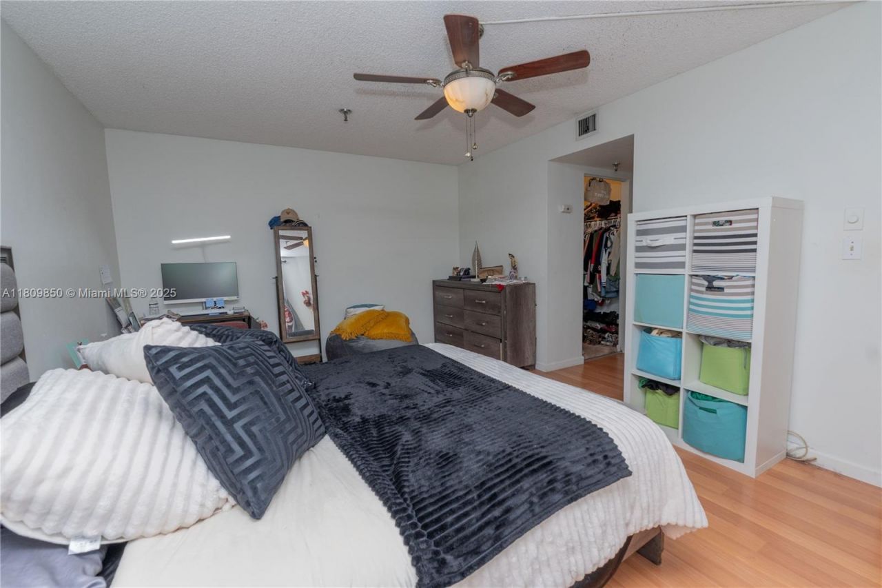 665 NE 195th St, Unit 419, Miami, FL 33179 Photo