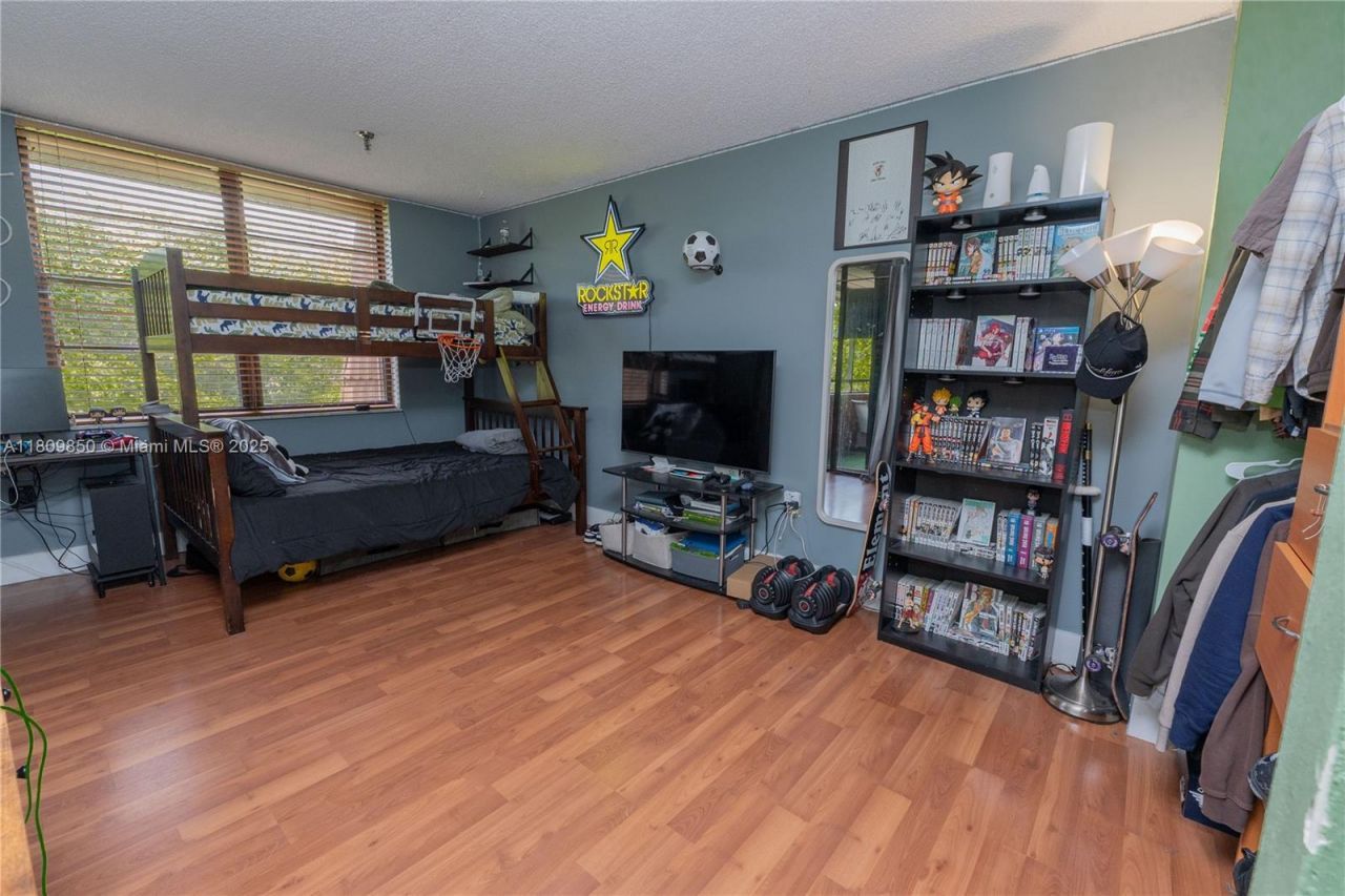 665 NE 195th St, Unit 419, Miami, FL 33179 Photo