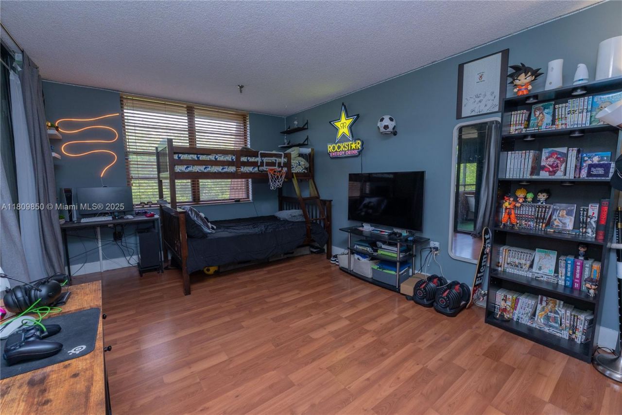 665 NE 195th St, Unit 419, Miami, FL 33179 Photo