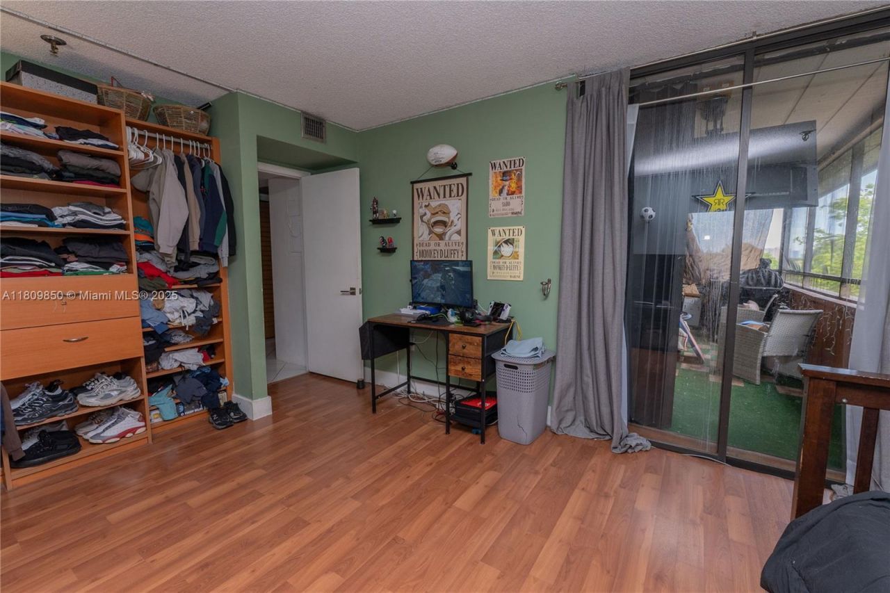 665 NE 195th St, Unit 419, Miami, FL 33179 Photo