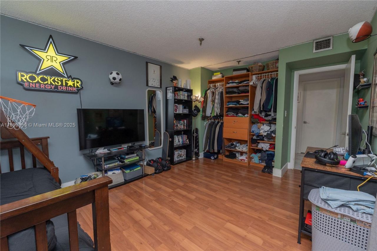 665 NE 195th St, Unit 419, Miami, FL 33179 Photo