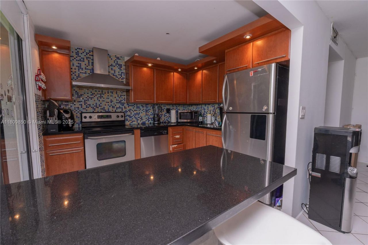 665 NE 195th St, Unit 419, Miami, FL 33179 Photo