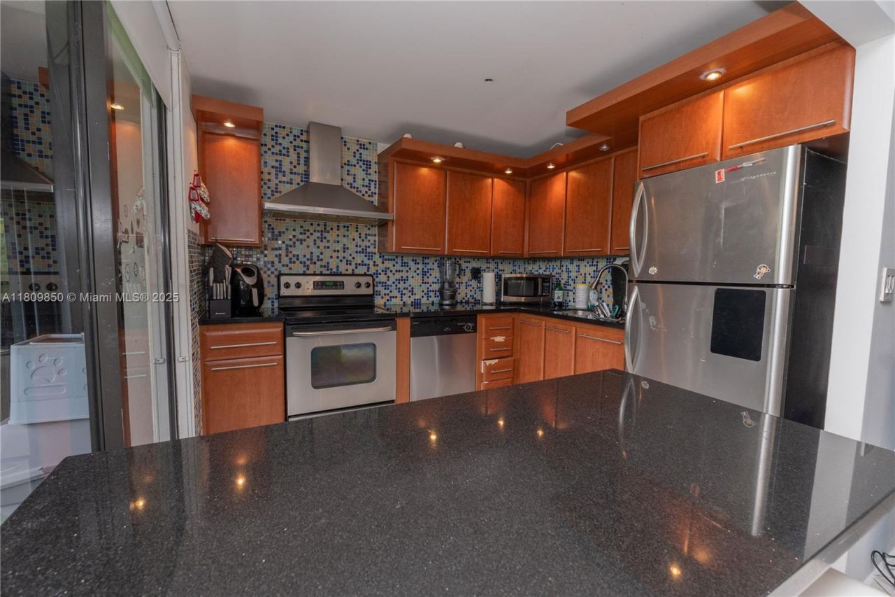 665 NE 195th St, Unit 419, Miami, FL 33179 Photo