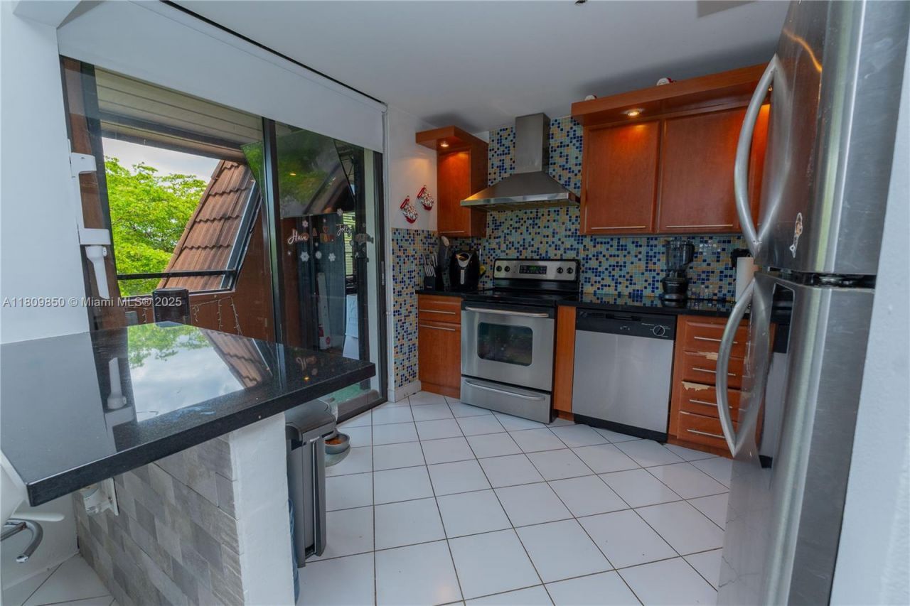 665 NE 195th St, Unit 419, Miami, FL 33179 Photo