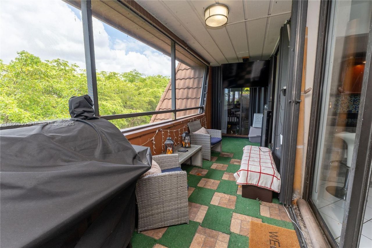 665 NE 195th St, Unit 419, Miami, FL 33179 Photo