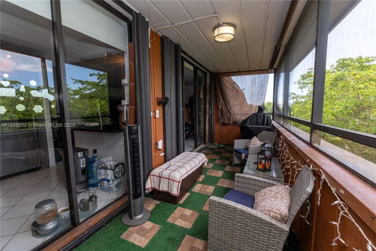 665 NE 195th St, Unit 419, Miami, FL 33179 Photo