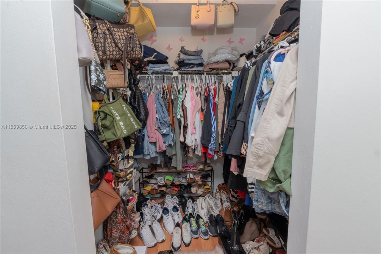 665 NE 195th St, Unit 419, Miami, FL 33179 Photo