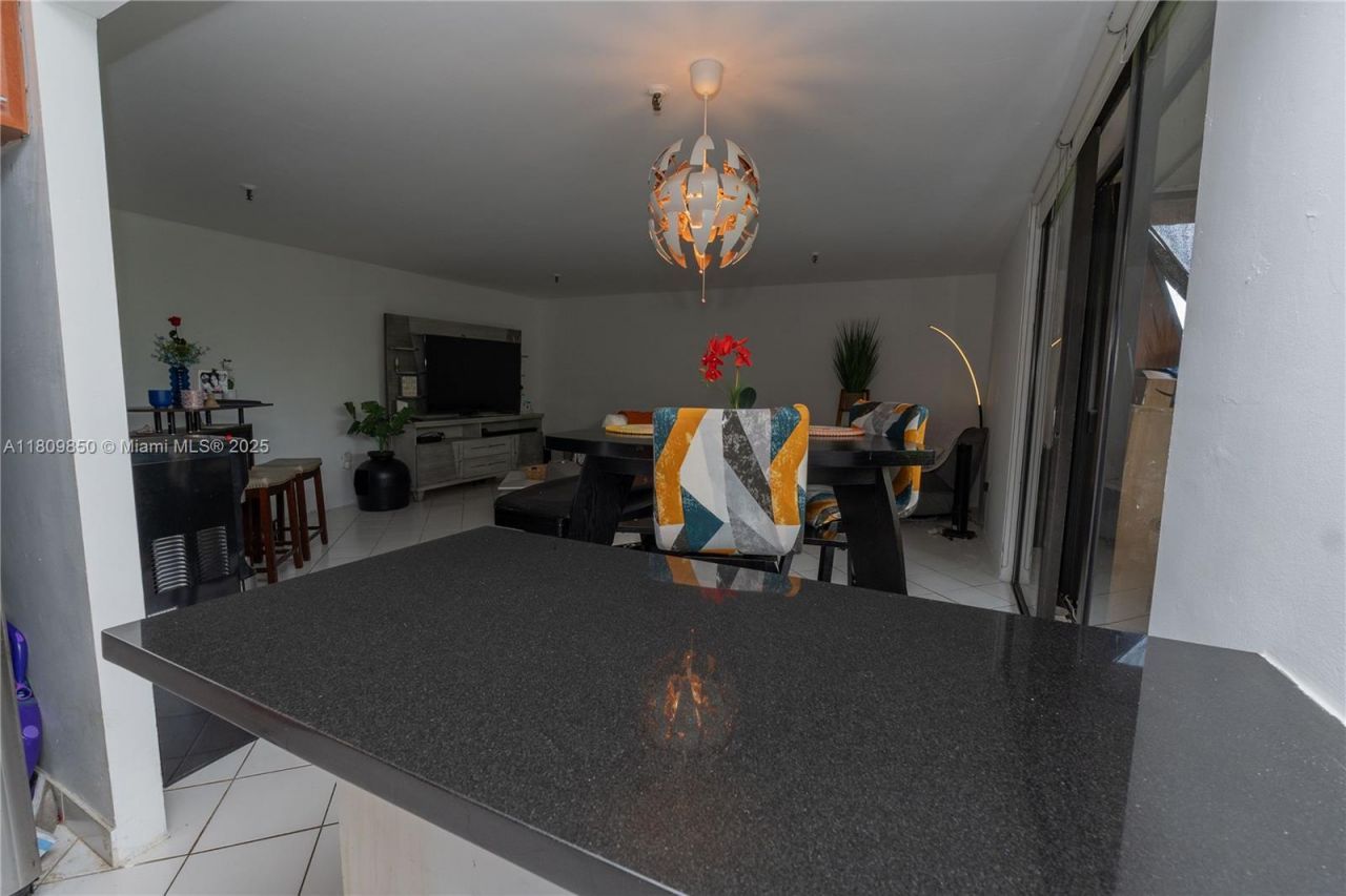 665 NE 195th St, Unit 419, Miami, FL 33179 Photo