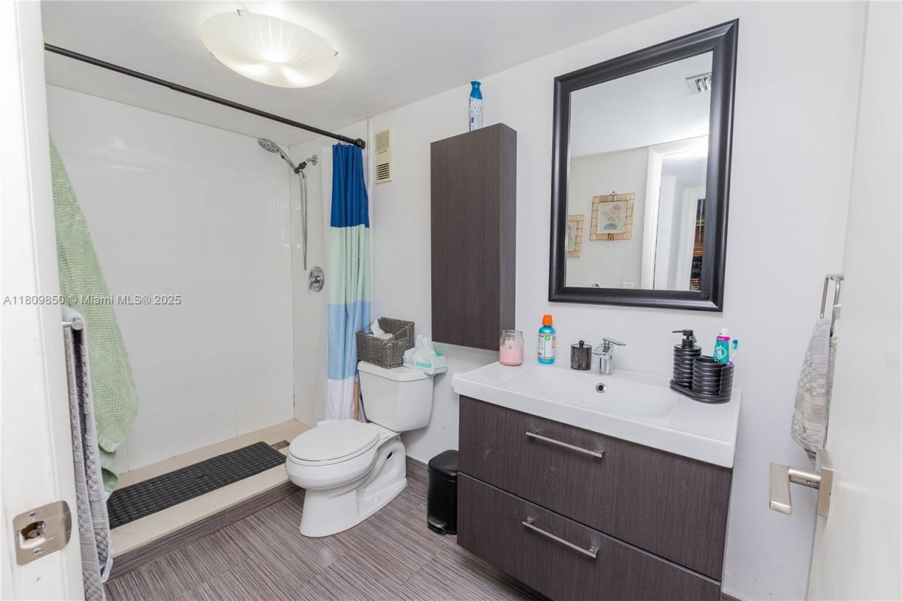 665 NE 195th St, Unit 419, Miami, FL 33179 Photo