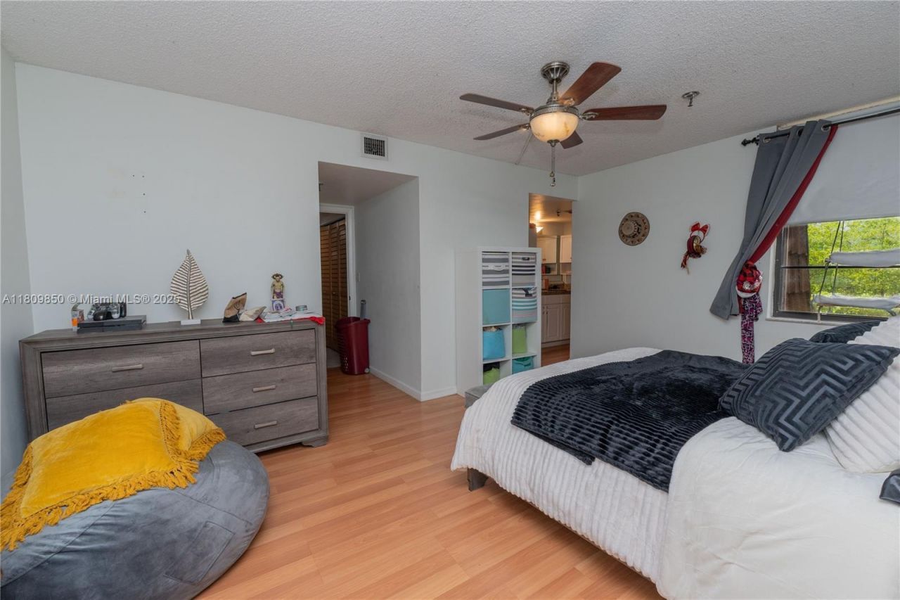 665 NE 195th St, Unit 419, Miami, FL 33179 Photo