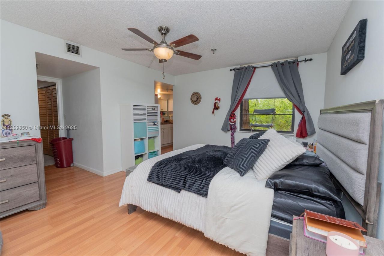 665 NE 195th St, Unit 419, Miami, FL 33179 Photo