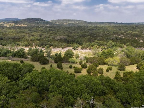 000 Oakridge Trail, Pipe Creek, TX 78063