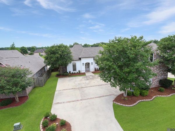 13579 Bluff Point Dr, Geismar, LA 70734