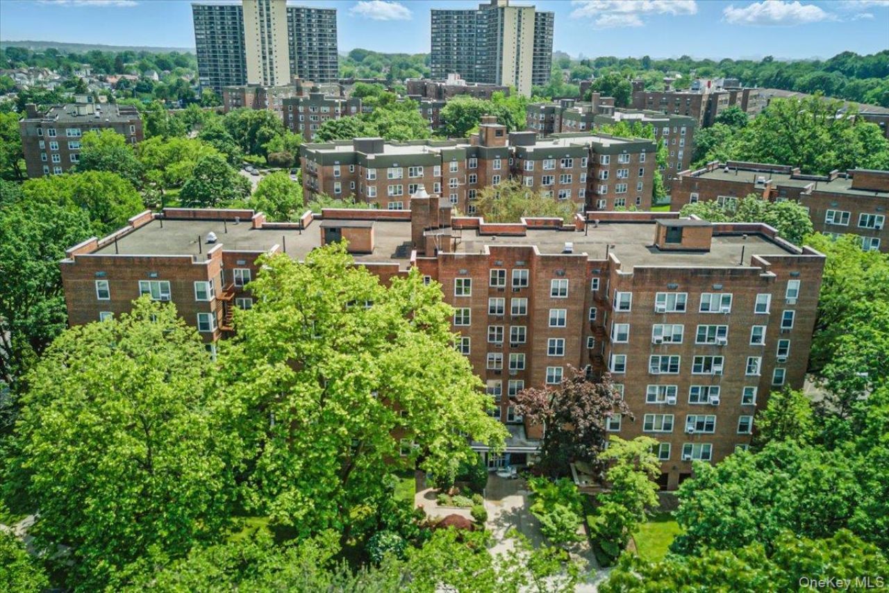 209-80 18 Avenue, Unit 4D, Bayside, NY 11360 Main Photo