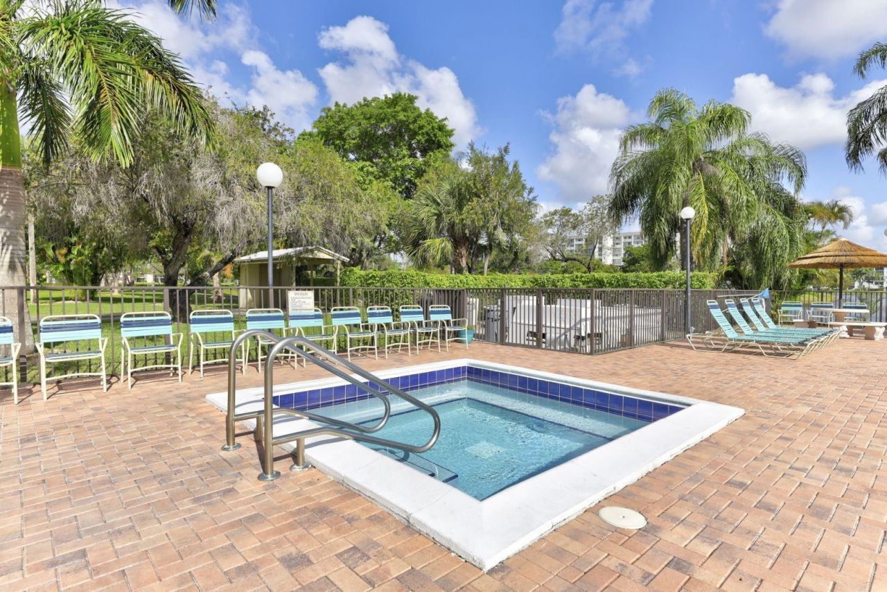 2112 S Cypress Bend Drive, Unit 401, Pompano Beach, FL 33069 Photo