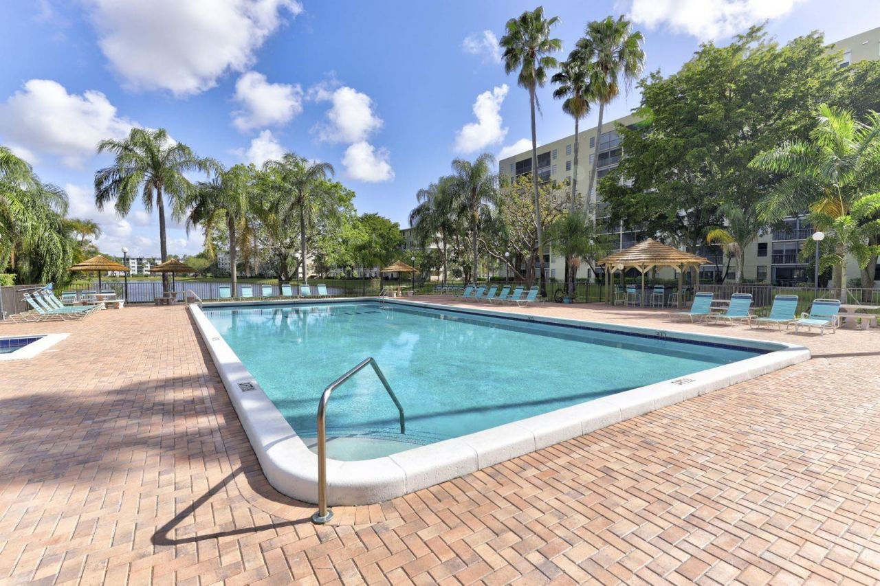 2112 S Cypress Bend Drive, Unit 401, Pompano Beach, FL 33069 Photo