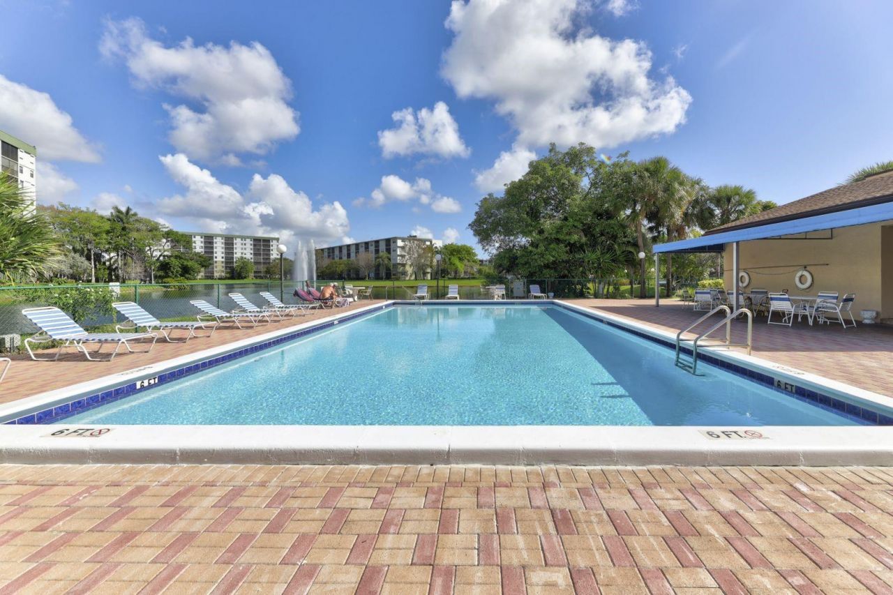 2112 S Cypress Bend Drive, Unit 401, Pompano Beach, FL 33069 Photo