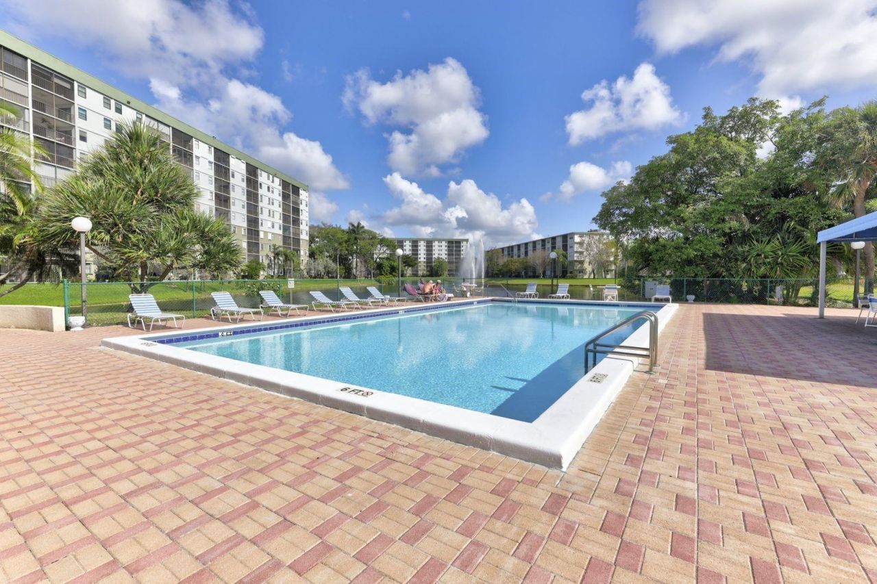 2112 S Cypress Bend Drive, Unit 401, Pompano Beach, FL 33069 Photo