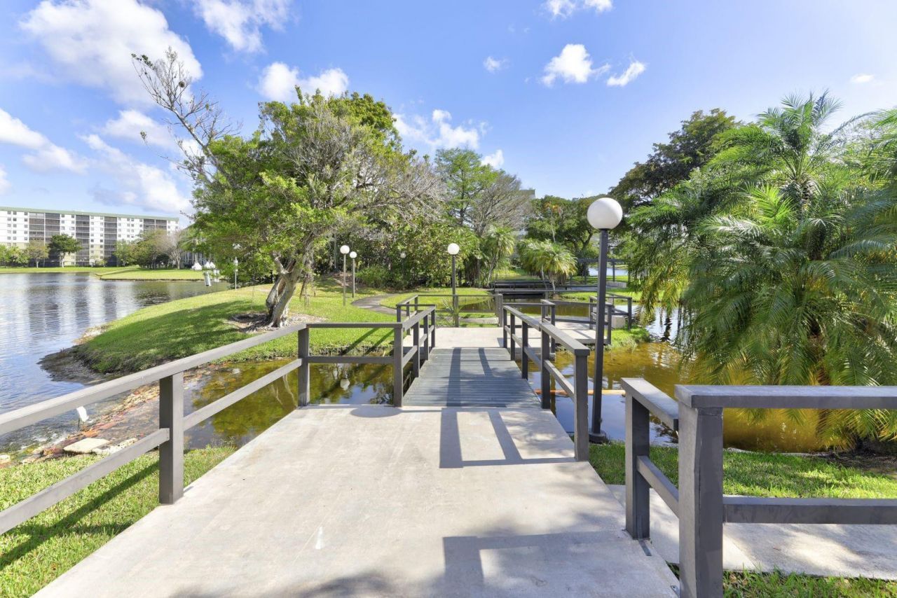 2112 S Cypress Bend Drive, Unit 401, Pompano Beach, FL 33069 Photo