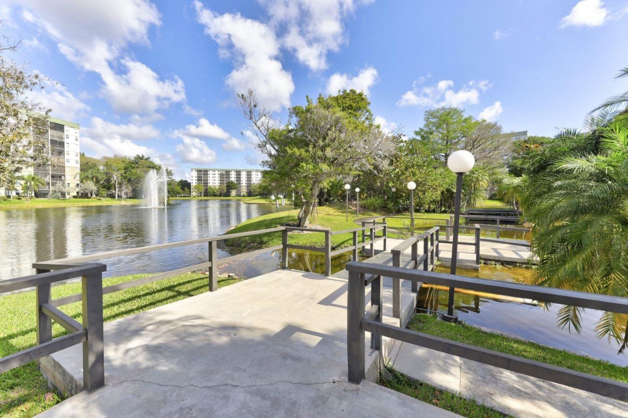 2112 S Cypress Bend Drive, Unit 401, Pompano Beach, FL 33069 Photo