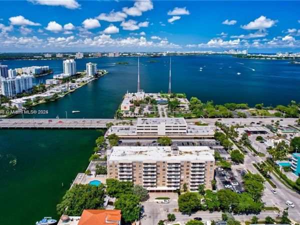 1455 N Treasure Dr, Unit 3R, North Bay Village, FL 33141