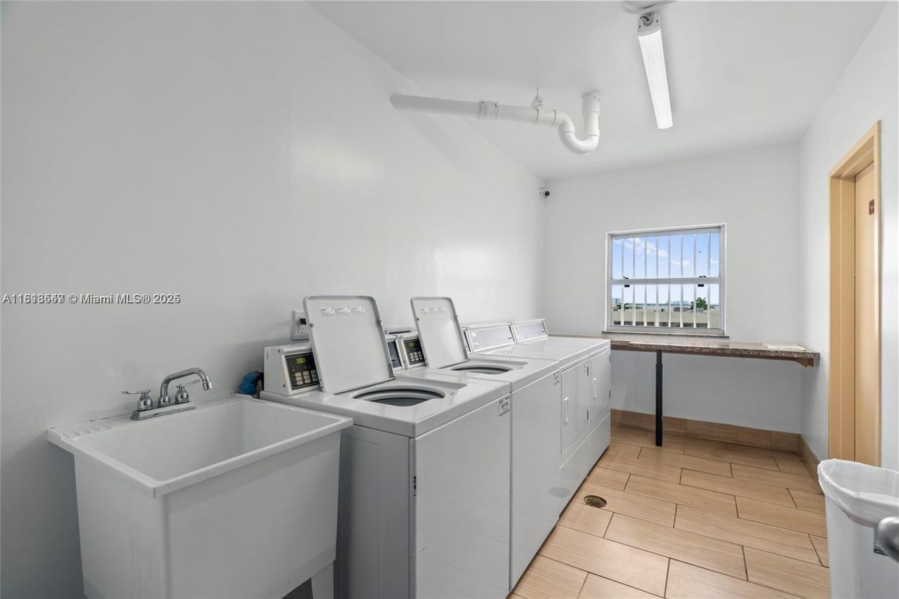 1455 N Treasure Dr, Unit 3R, North Bay Village, FL 33141 Photo