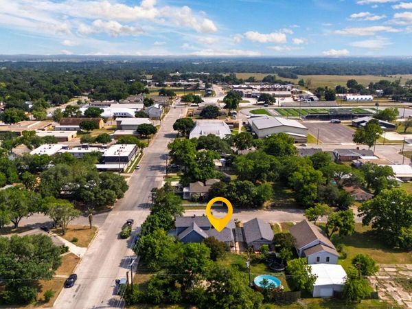 116 S Hackberry Ave, Luling, TX 78648