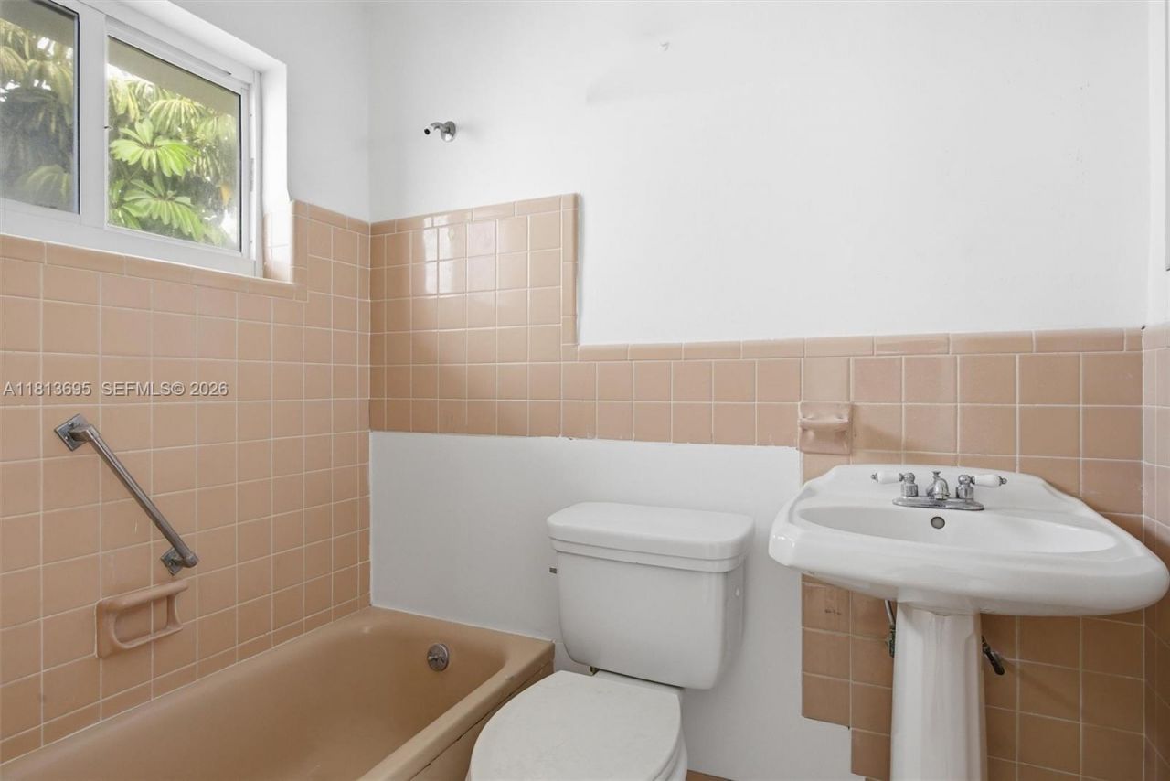 13105 NE Ixora Ct, Unit 300, North Miami, FL 33181 Photo