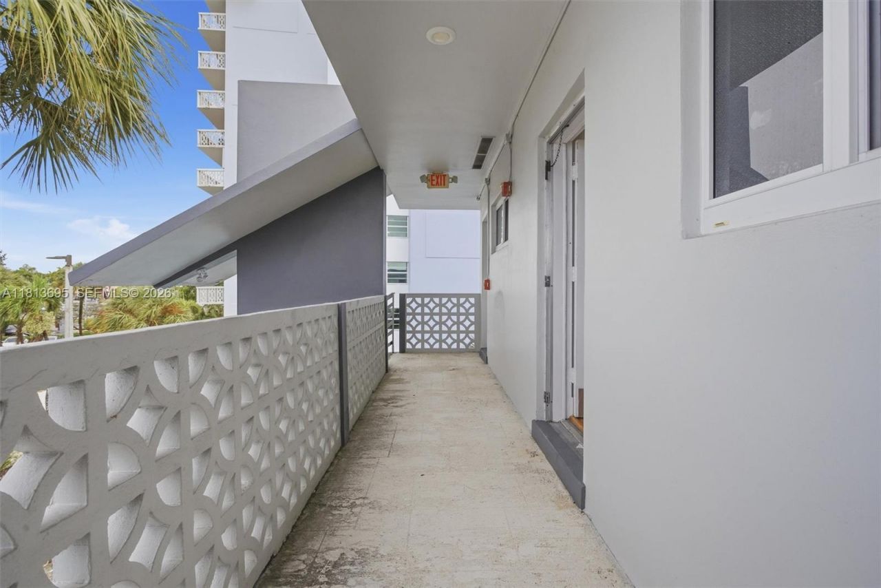 13105 NE Ixora Ct, Unit 300, North Miami, FL 33181 Photo